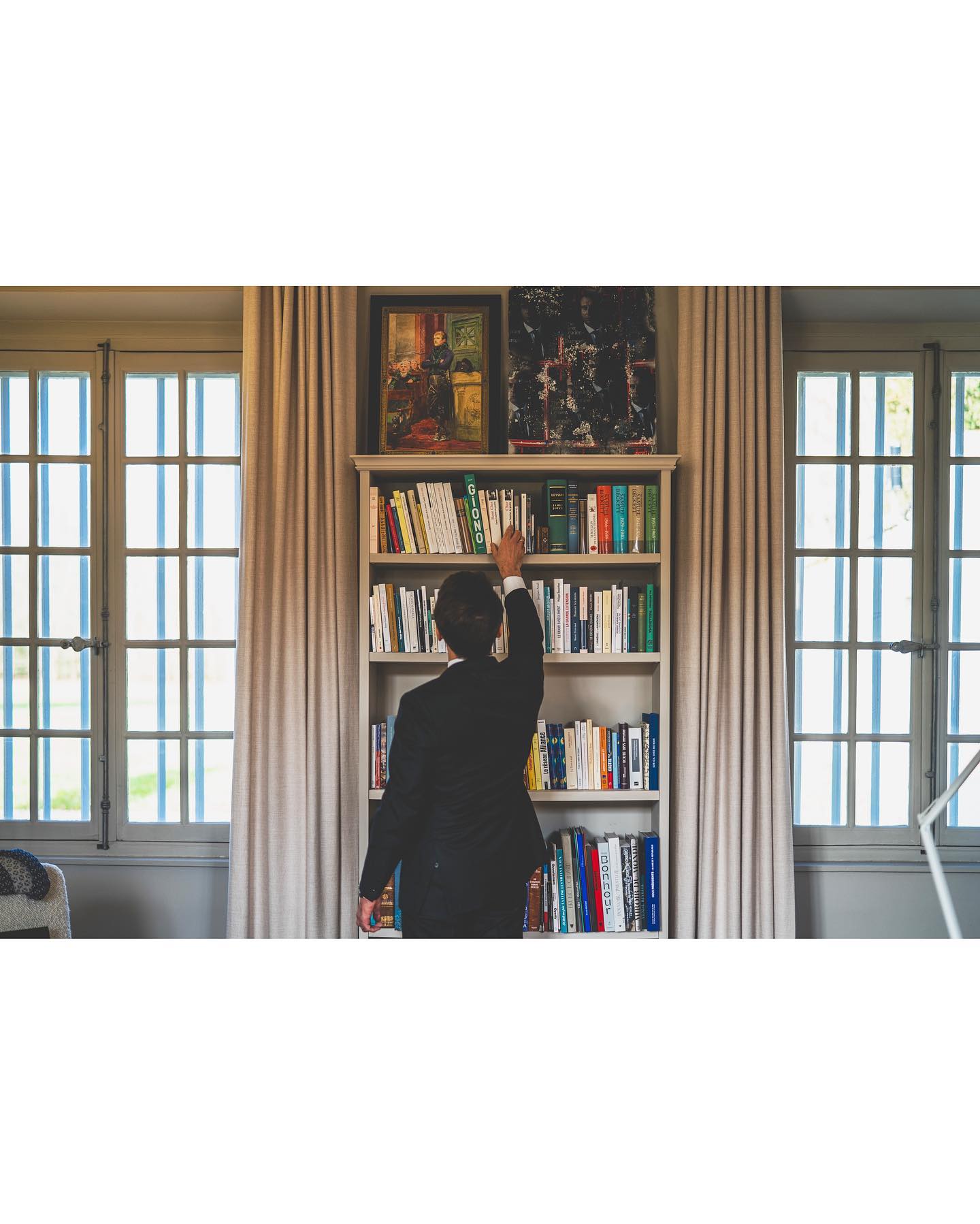 Emmanuel Macron dans la librairie du palais de l'Enlysee