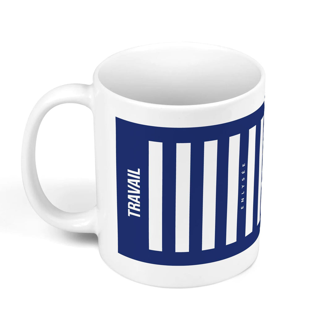 mug blanc passage piéton fond bleu travail vue de droite