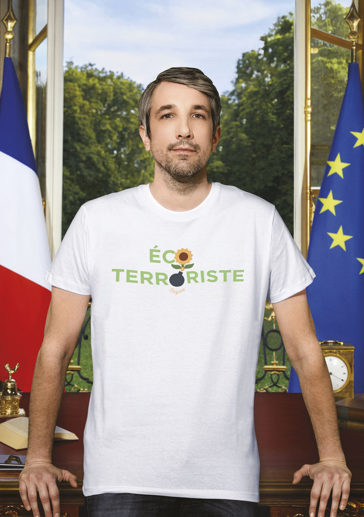 Guillaume Meurice dans le bureau présidentielle portant le T-shirt blanc ecoterroriste