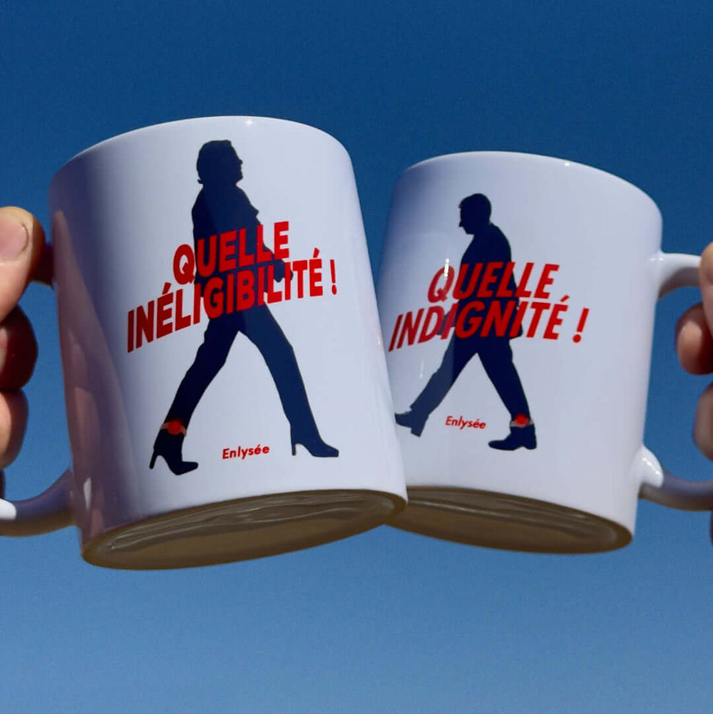 ensemble mug blanc marine lepen et nicolas Sarkozy avec bracelet électronique sur fond bleu