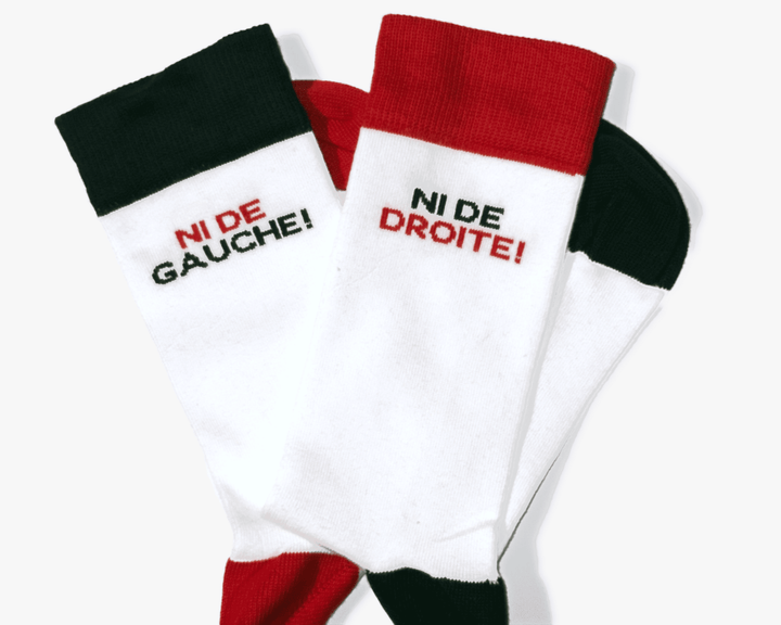 chaussettes blanches avec empiecement rouge et bleu "ni de gauche ni de droite"