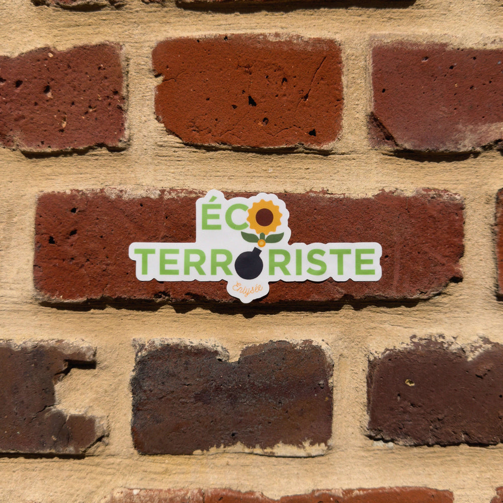 sticker Enlysee "ecoterroriste" collé sur un mur 