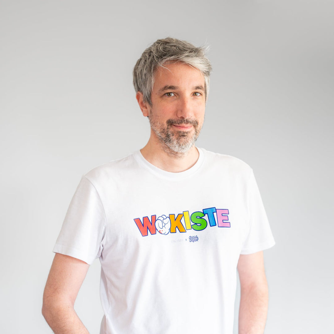 t-shirt du wokiste en unisexe blanc porté par Gauillaume Meurice